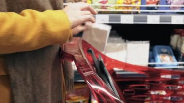 Kadın birkaç yiyecek aldı ve onları arabaya koydu. Yüzü olmayan.