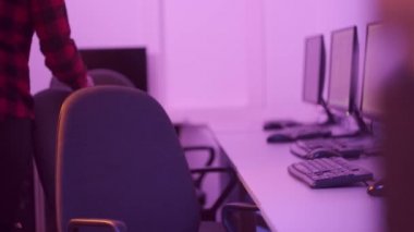 Gömlek programcılarından üç kişi çalışmaya başlar, bilgisayarın başına geçer..