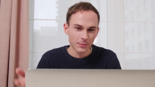En ung man kommunicerar med sin familj via videolänk med en bärbar dator. 4k-video — Stockvideo