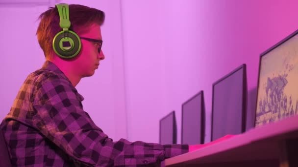 온라인 비디오 게임을 하는 행복 한 남성 자원 봉사자, 행복하고 행복하게. — 비디오