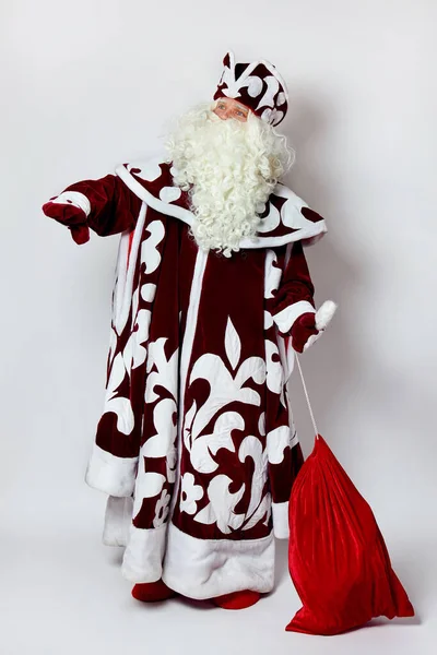 Russo Papai Noel com grande saco vermelho de presentes acenando sua mão Olá. — Fotografia de Stock