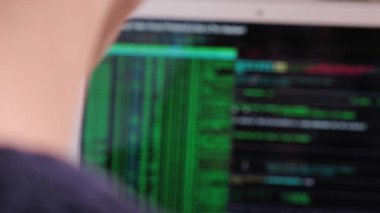 Arkasından erkek programcıya bulanık görüntü.
