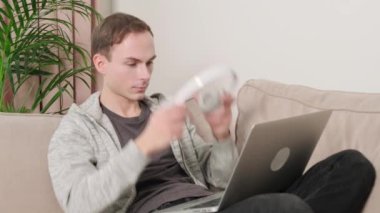 Erkek bir serbest çalışan kafasına kulaklık takıyor. Kulaklıkla müzik dinle..