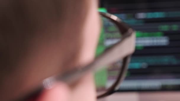 Suddig bild från baksidan till en man med programmerare glasögon. 4k-video. — Stockvideo