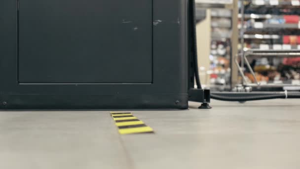 Een vrouw rijdt in een winkelwagentje in een supermarkt en stopt bij een stoplijn. — Stockvideo