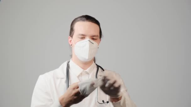 De dokter doet zijn handschoenen uit en gooit ze aan de zijkant om de pandemie te beëindigen. — Stockvideo