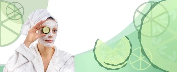 Žena si drží kousek okurky u oka. Maska pro krásu na tváři. — Stock fotografie