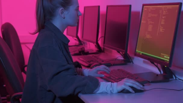 Donna che digita testo sulla tastiera mentre si siede al computer in ufficio. — Video Stock