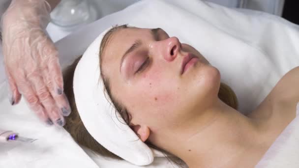 Frau erhält Ultraschall-Kavitation-Gesichtspeeling. Schönheitssalon. — Stockvideo