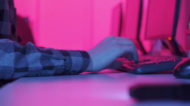 Ofisteki bir masada oturan genç bir erkek programcının elleri..