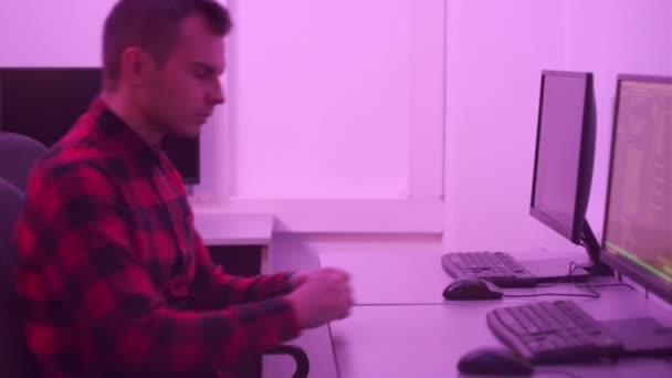 Programmeurs assis dans le bureau commencent à travailler et tapez sur le clavier. — Video