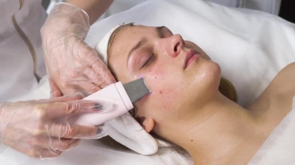 Woman receiving ultrasound cavitation facial peeling. Beauty spa salon. — Stock Video