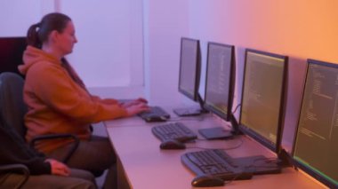 Dört insan programcı işe koyulur ve hızlı bir şekilde bilgisayarda kodu yazar..