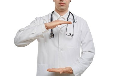 Elinde fonendoskop olan bir doktor elinde görünmez bir nesne tutuyor..