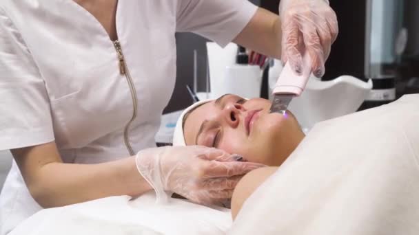 Očista pokožky ženského obličeje ultrazvukovým kavitačním peelingem. — Stock video