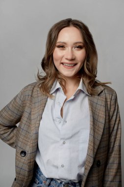 Güzel, mutlu genç bir kadının portresi, kısa omuzlu saçlı..