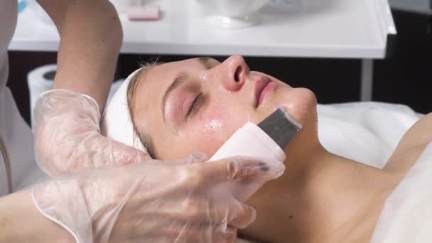 Donna che riceve peeling facciale con cavitazione ecografica. Procedura ad ultrasuoni. — Video Stock