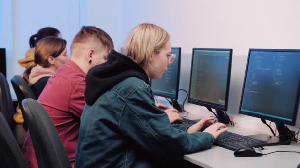 Группа программистов мужчина и женщина работают вместе и обсуждают работу. — стоковое видео