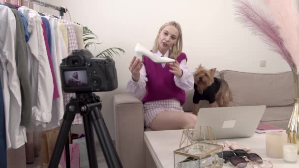 A blonde female stylist shows off beautiful white shoes in front of the camera. — Stock Video