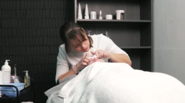 Kozmetik uzmanı burnundaki siyah noktaları parmaklarıyla temizler..