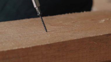 Çiviye vida çakan bir tornavidayı yakından çek, kendi kendini beceren bir vida. 4k video.