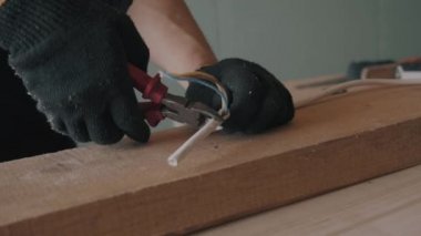 Siyah eldivenli eller tel kesiciyle kabloları kesti. 4k video.