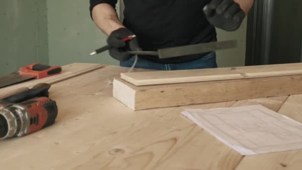 Stavitel měří konstrukční úhel součásti na desce. Video 4k. — Stock video