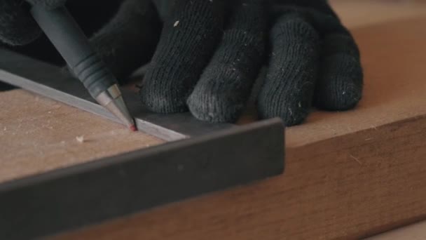 Mani in guanti neri che tengono lo strumento angolo e disegno con una matita. — Video Stock