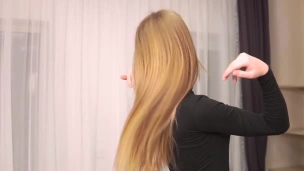 Une jeune femme vomit ses beaux cheveux roux longs et sains. Soins capillaires. — Video