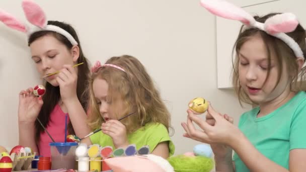 Mädchen bereiten sich auf die Osterferien vor und bemalen Hühnereier. Osterferien. — Stockvideo
