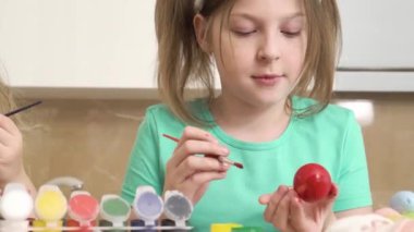 Kızlar Paskalya bayramı için yumurta boyarlar. Birlikte gülüp eğleniyorlar..