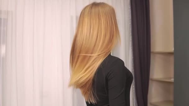 Хвилястий рух волосся. Жінка кидає її красиве довге здорове світле волосся . — стокове відео