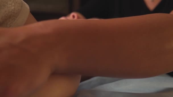 Een jonge vrouw geniet van een nek, hoofd en schouder massage in de massage spa. — Stockvideo