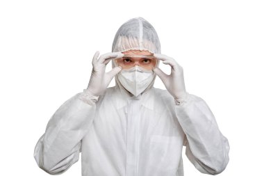 PPE ve güvenlik gözlüklü bir adam kameraya bakıyor..