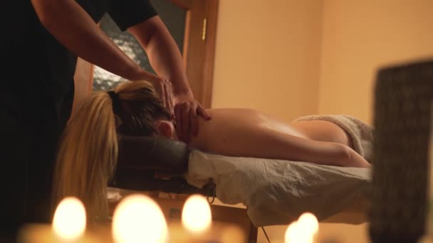 De klant geniet van een rugmassage in de massage spa salon gezicht naar beneden. — Stockvideo