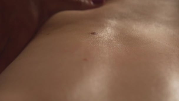 Gros plan d'un masseur faisant un massage du dos et de la taille d'une femme. — Video