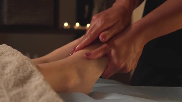 De klant geniet van een massage van de voeten en vingers met cosmetische olie. — Stockvideo