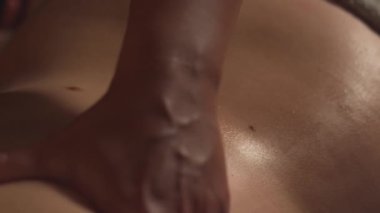 Vücudunda ben olan bir kadının sırt ve bel masajı..