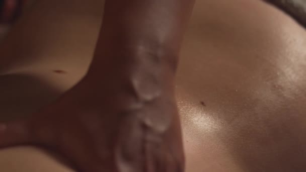 Close-up massage van de rug en taille van een vrouw met moedervlekken op het lichaam. — Stockvideo