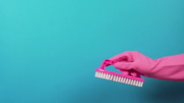 Döşemeler arasındaki eklemleri temizlemek için plastik fırçalı eldiven verin..