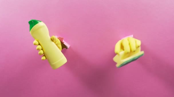 В отверстие, руки в резиновых перчатках с бутылкой чистящего средства и губкой — стоковое видео