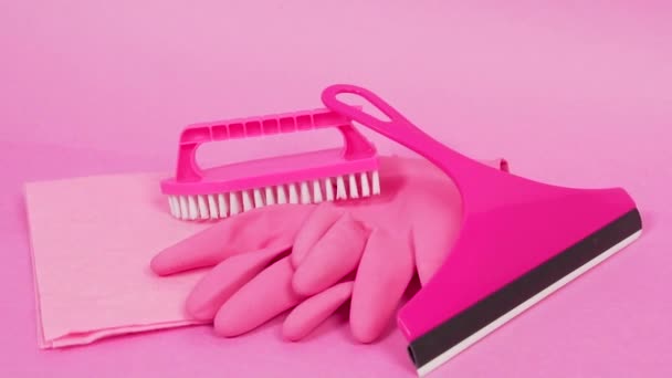 Un trapo, guantes de látex de goma, un cepillo de plástico rosa y un limpiador de ventanas. — Vídeos de Stock