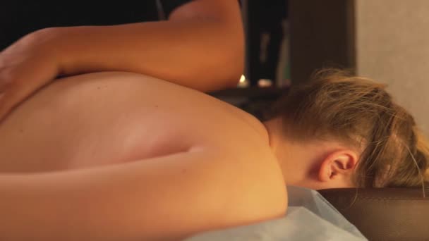 Młoda piękna kobieta lubi masaż pleców. Koncepcja relaksu. — Wideo stockowe