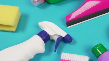 Parlak ev kimyasalları ve cam temizleme malzemelerinin en üst görünümü.