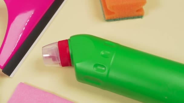 Flatley op voorwerpen van huishoudelijke chemicaliën, voor reiniging in huis. — Stockvideo