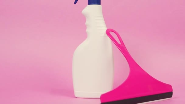 En vit sprayflaska med hushållskemikalier och en fönsterskrapa. — Stockvideo