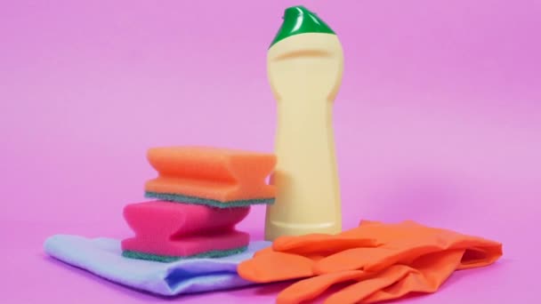 Close-up van huishoudelijke schoonmaakmiddelen. Plastic fles reinigingsmiddel en latex handschoenen. — Stockvideo