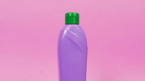 Ein lila Plastikgefäß mit Reinigungsmittel, ein Putztuch und eine Reinigungsbürste. — Stockvideo