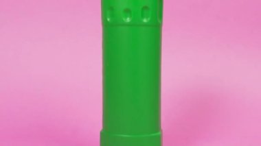 Geri dönüştürülmüş plastikten yapılmış yeşil şişe ve ev yapımı kimyasallar. Tuvalet temizleyicisi.