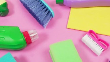 Pembe arka planda evi parlak renklerle temizlemek için ögeler var.